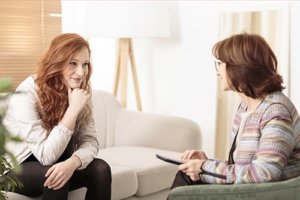 woman and therapist discuss how therapy can transform recovery