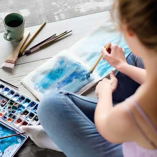 woman painting in art therapy