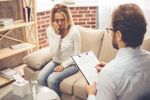 woman and therapist discussing stimulant addiction